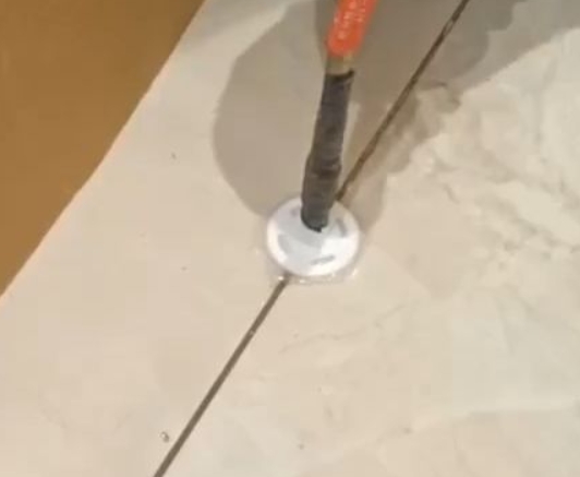 路南瓷砖空鼓维修公司专业解答瓷砖在铺贴过程中，如果没有涂抹均匀到位的粘结材料（如水泥砂浆或瓷砖胶），可能会导致以下问题