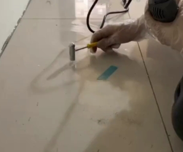 路南瓷砖开裂维修公司专业分享瓷砖在铺贴前如果没有沥干水分，将会导致以下问题
