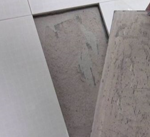 路南瓷砖空鼓维修公司分享瓷砖铺贴时如果打浆（即涂抹在瓷砖背面和基层上的砂浆或瓷砖胶）过少，会带来以下问题